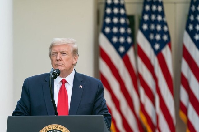 Trump impone arancel del 25% a vehículos extranjeros