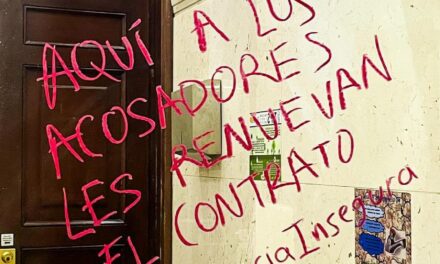 Aparecen mensajes en los baños del Congreso denunciando un supuesto acoso sexual