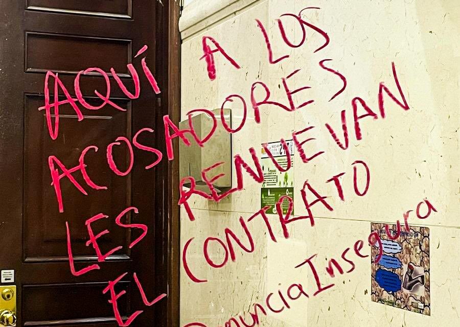 Aparecen mensajes en los baños del Congreso denunciando un supuesto acoso sexual