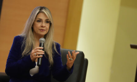 Vicky Dávila señala a críticos como “mandados de Petro” y genera controversia por su postura frente al gobierno