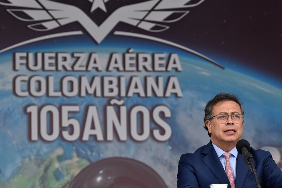 China propone a Colombia aviones de combate J-10CE