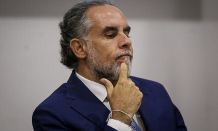 Benedetti acusa al presidente del Senado de incumplir normas democráticas durante votación de consulta popular