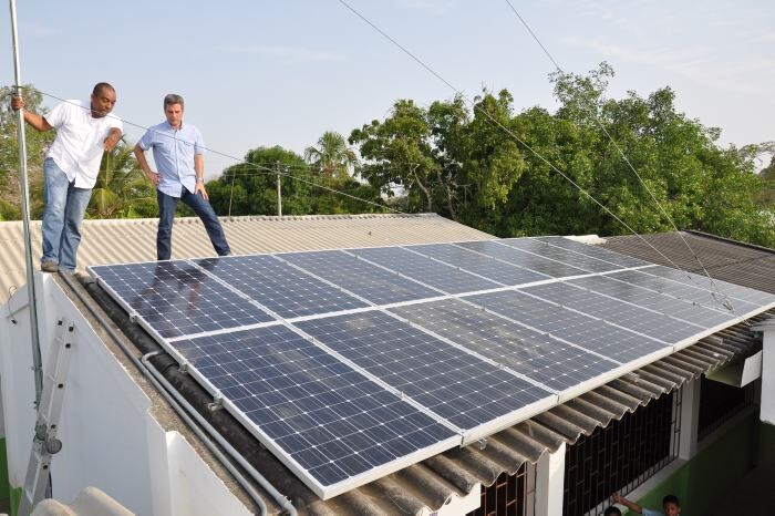 Gobierno implementa sistema híbrido solar en el Pacífico