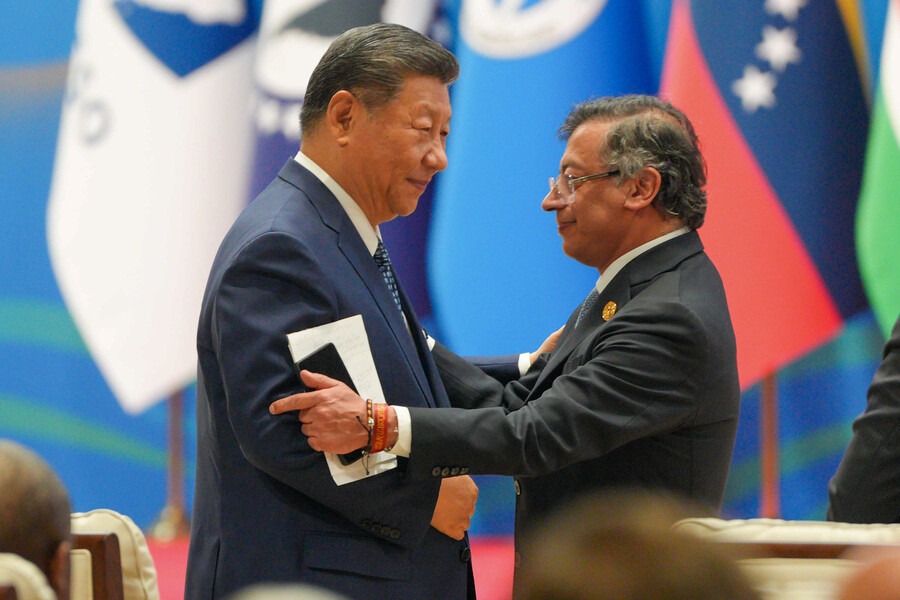 Petro lanza dardos contra Trump y plantea cooperación con China
