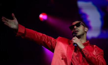 Manuel Medrano celebra una década de carrera artística con un álbum en vivo