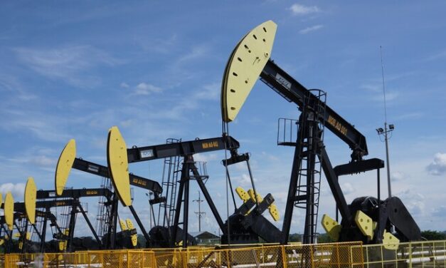 El Petróleo baja un 4,6% tras la decisión de Opep+