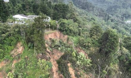 Emergencia en Medellín por fuertes lluvias: gran deslizamiento en Loma de Los Balsos obliga cierre total de la vía