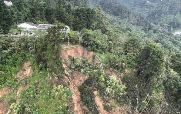 Emergencia en Medellín por fuertes lluvias: gran deslizamiento en Loma de Los Balsos obliga cierre total de la vía