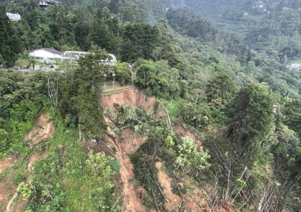 Emergencia en Medellín por fuertes lluvias: gran deslizamiento en Loma de Los Balsos obliga cierre total de la vía