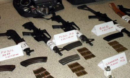Encuentran armas escondidas en un vehículo de transporte de alimentos