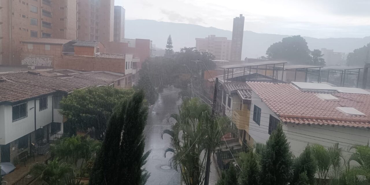Fuerte granizada sorprende a Medellín: autoridades en alerta por intensas lluvias