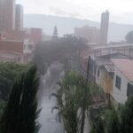 Fuerte granizada sorprende a Medellín: autoridades en alerta por intensas lluvias