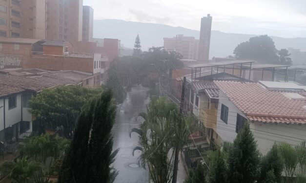 Fuerte granizada sorprende a Medellín: autoridades en alerta por intensas lluvias