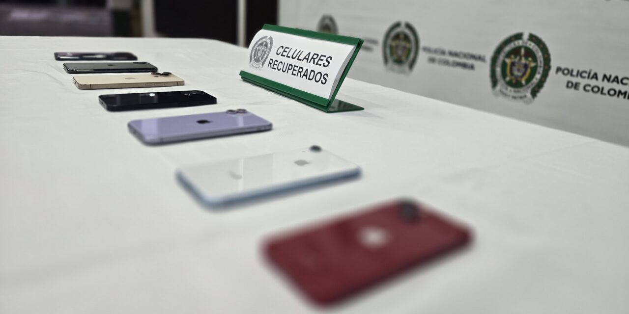 Capturan a dos personas y recuperan siete celulares hurtados gracias a rápida acción policial en Medellín