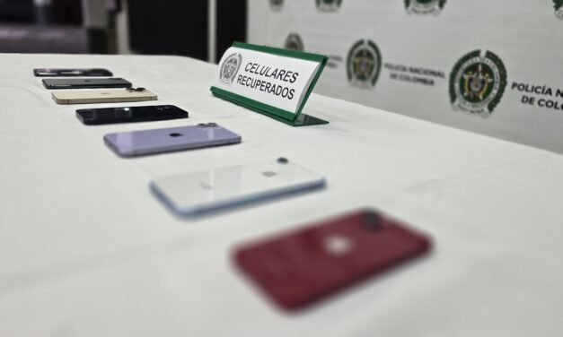 Capturan a dos personas y recuperan siete celulares hurtados gracias a rápida acción policial en Medellín