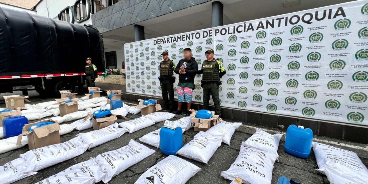 Incautan más de dos toneladas de insumos para la fabricación de estupefacientes en la autopista Medellín–Bogotá