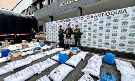 Incautan más de dos toneladas de insumos para la fabricación de estupefacientes en la autopista Medellín–Bogotá