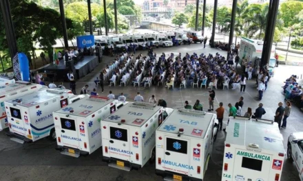 Gobernador de Antioquia cuestiona a Petro por celebrar entrega de ambulancias