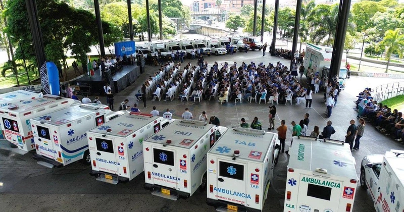 Gobernador de Antioquia cuestiona a Petro por celebrar entrega de ambulancias