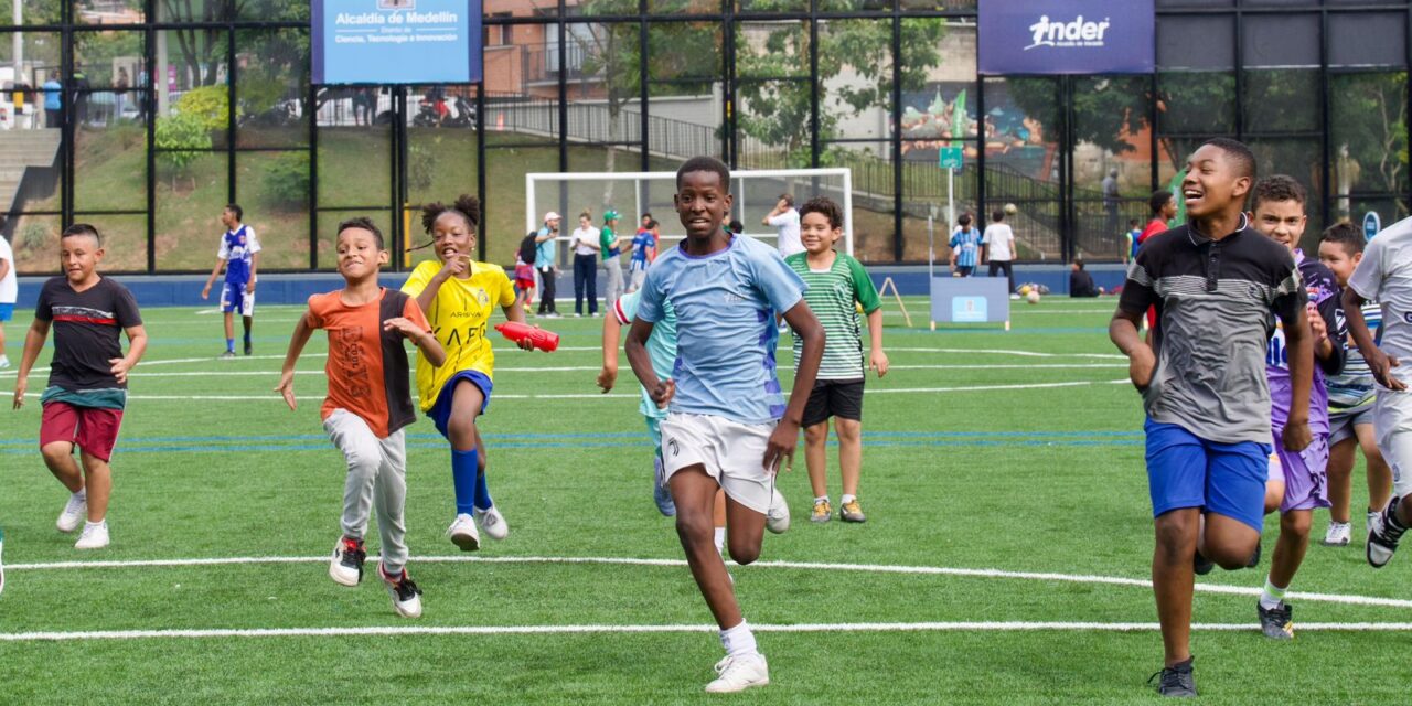 Las Estancias celebra la renovación de su cancha en la comuna 8