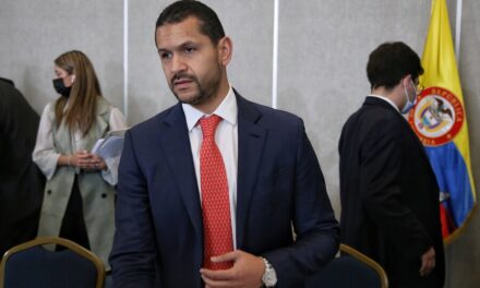 Exministro Daniel Palacios confirma candidatura presidencial