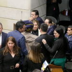 Senadores abandonan debate de reforma laboral por emergencia de Miguel Uribe