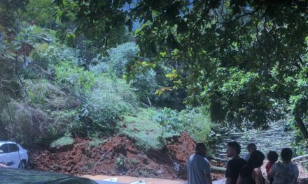Deslizamiento de tierra taponó una vía en el barrio 12 de Octubre
