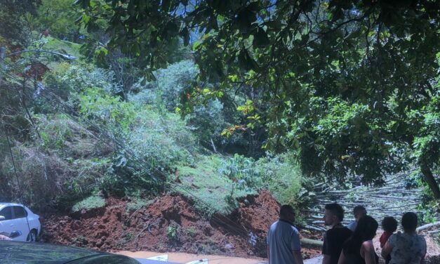 Deslizamiento de tierra taponó una vía en el barrio 12 de Octubre