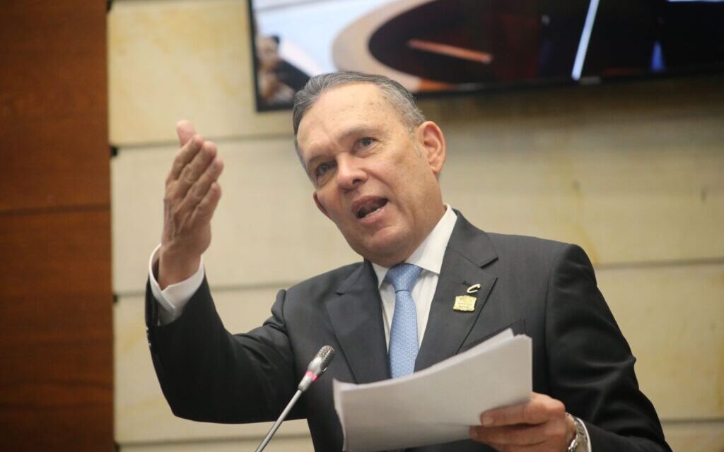 Cepeda califica como “cadáver sepultado” la consulta popular de Petro