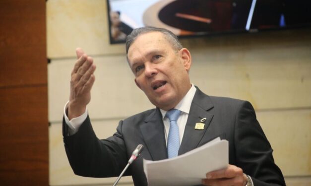 Cepeda califica como “cadáver sepultado” la consulta popular de Petro