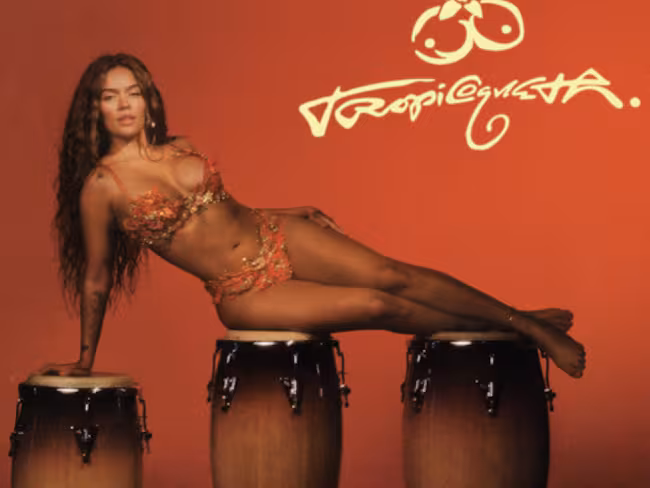 Karol G regresa con “Tropicoqueta”, un homenaje tropical a sus raíces latinas
