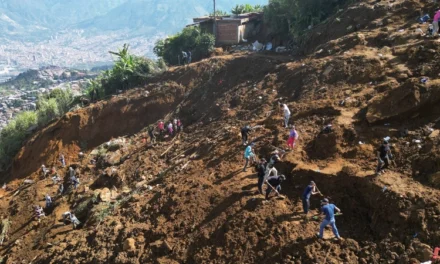 Desesperación en Bello: familias insisten en buscar a sus desaparecidos bajo los escombros en Granizal