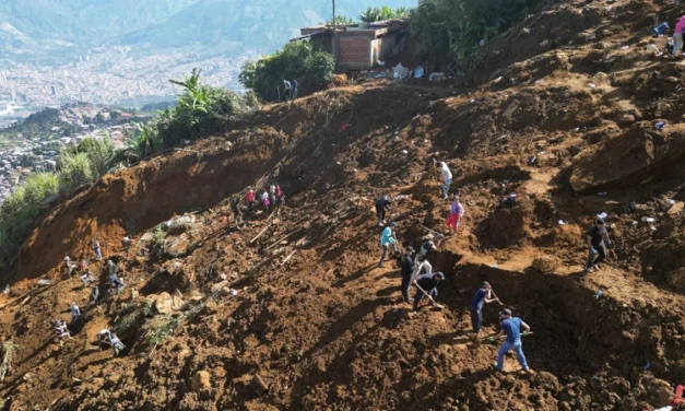 Desesperación en Bello: familias insisten en buscar a sus desaparecidos bajo los escombros en Granizal