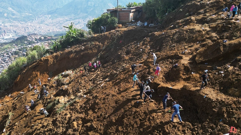 Desesperación en Bello: familias insisten en buscar a sus desaparecidos bajo los escombros en Granizal