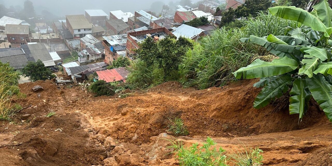 Dos muertos tras deslizamiento en María Cano, sector Carambolas
