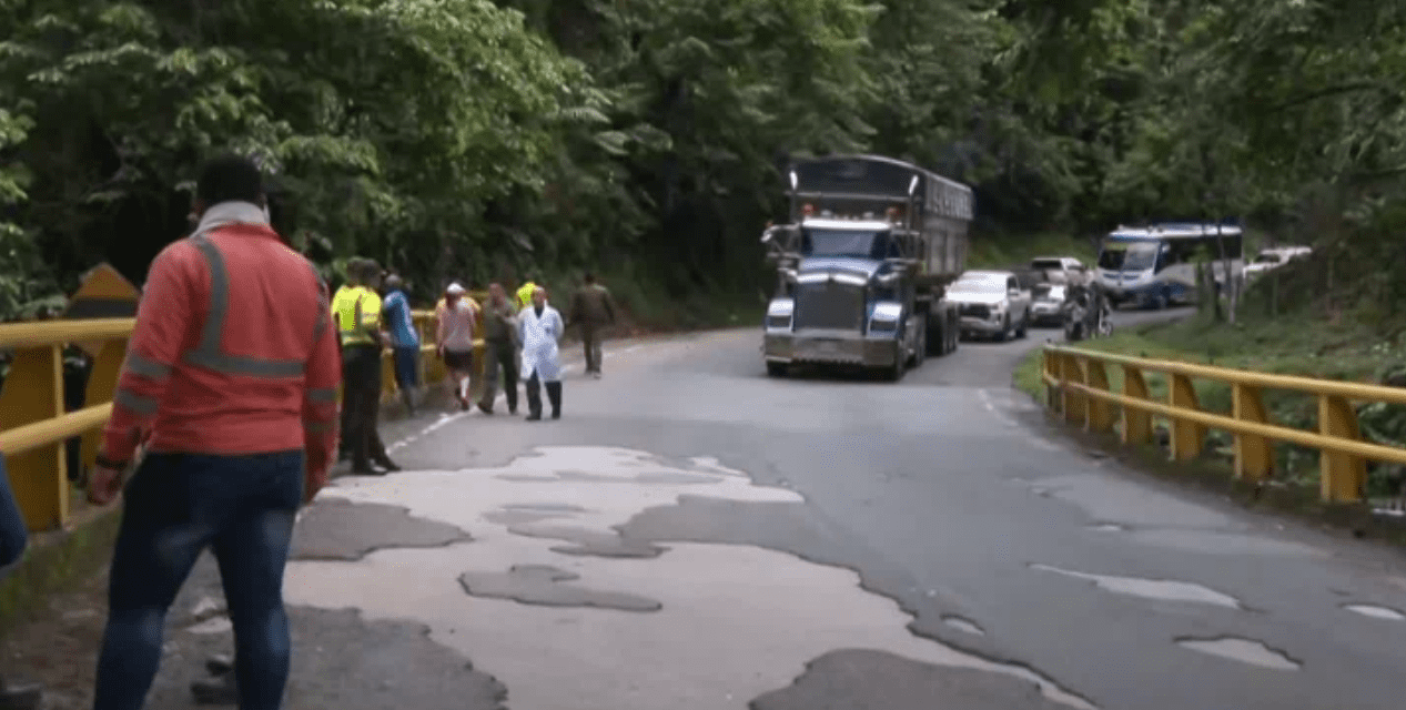 Invías se compromete a reparar la vía Medellín-Bogotá tras protestas ciudadanas
