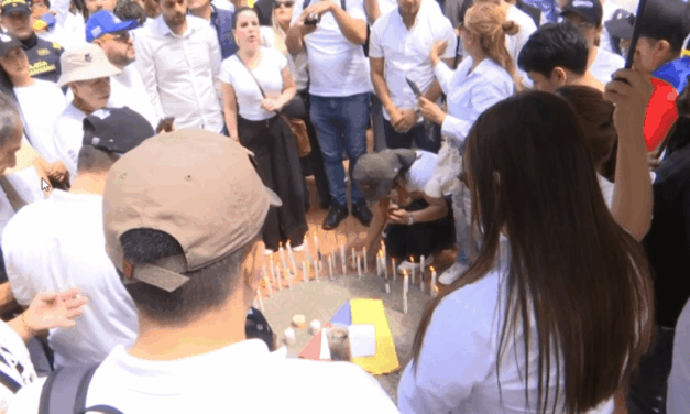 Cadena de oración en Medellín por Miguel Uribe
