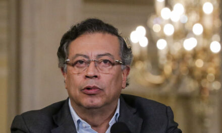 Petro asegura que «funcionarios corruptos» se burlaron de él con los Pasaportes