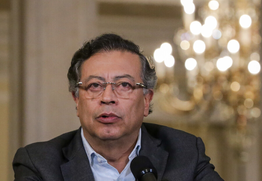 Petro asegura que «funcionarios corruptos» se burlaron de él con los Pasaportes