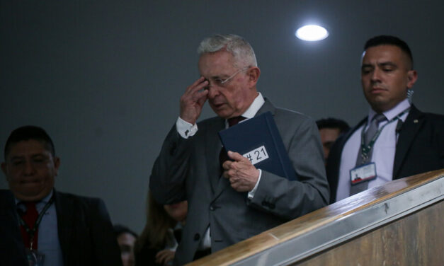 Juez valida pruebas aportadas contra Uribe con reloj espía