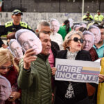 Enfrentamientos afuera de Paloquemao entre seguidres y detractores de Uribe