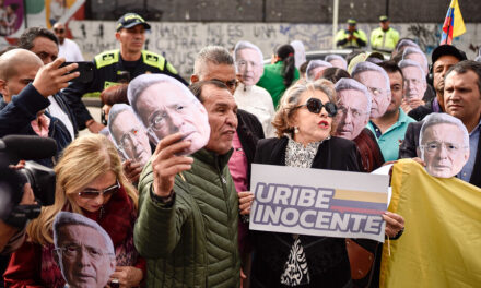 Enfrentamientos afuera de Paloquemao entre seguidres y detractores de Uribe