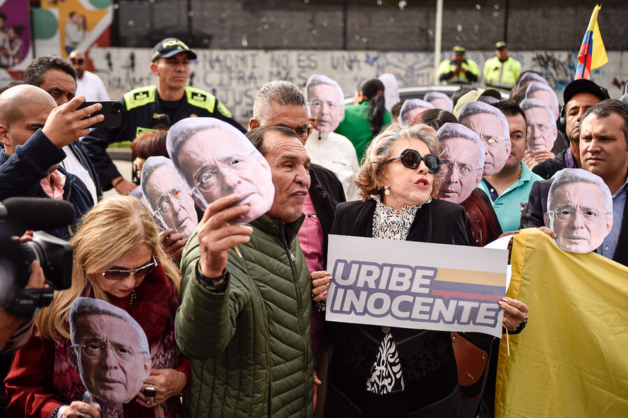 Enfrentamientos afuera de Paloquemao entre seguidres y detractores de Uribe