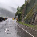 Cierran vía al Llano por caída de material en carretera
