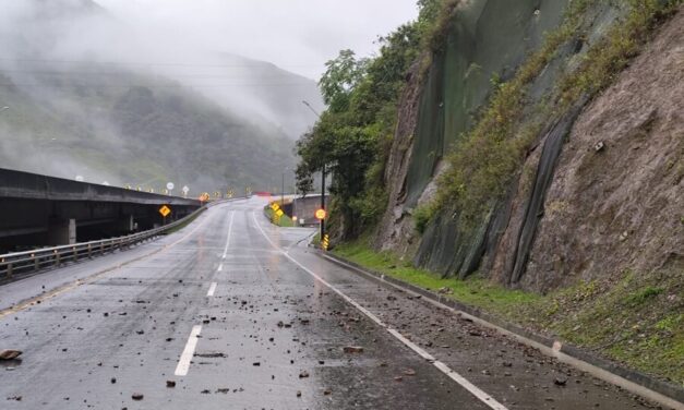 Cierran vía al Llano por caída de material en carretera