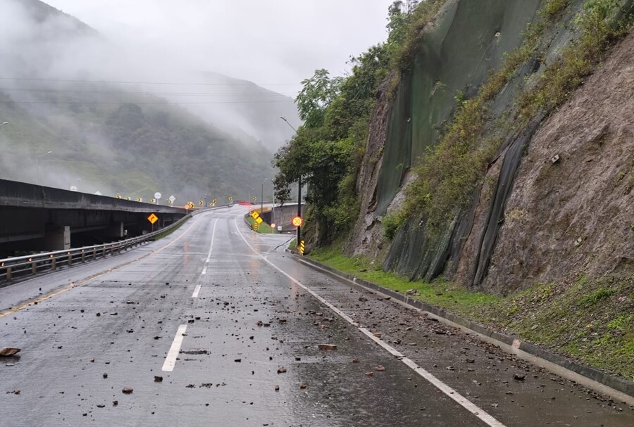 Cierran vía al Llano por caída de material en carretera