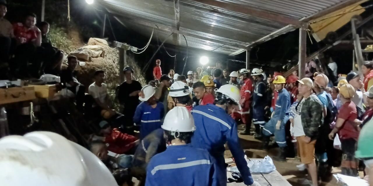 Rescatados con vida los 18 mineros atrapados en socavón de Remedios, Antioquia