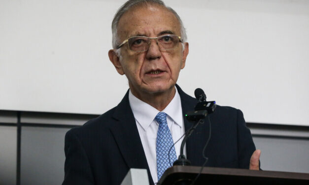 En carta al Papa, Uribismo rechaza nombramiento de embajador en el Vaticano