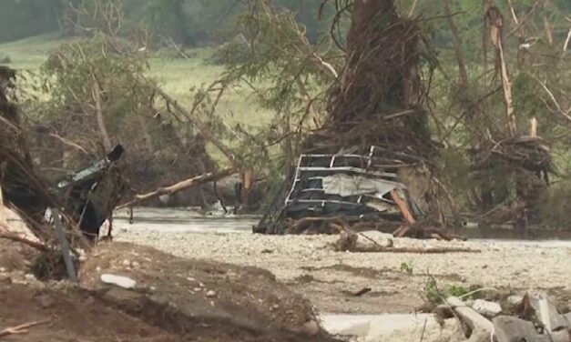 Aumentan a 80 los muertos por inundaciones en Texas