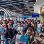 Caos migratorio en el aeropuerto José María Córdova: viajeros enfrentan filas de hasta seis horas